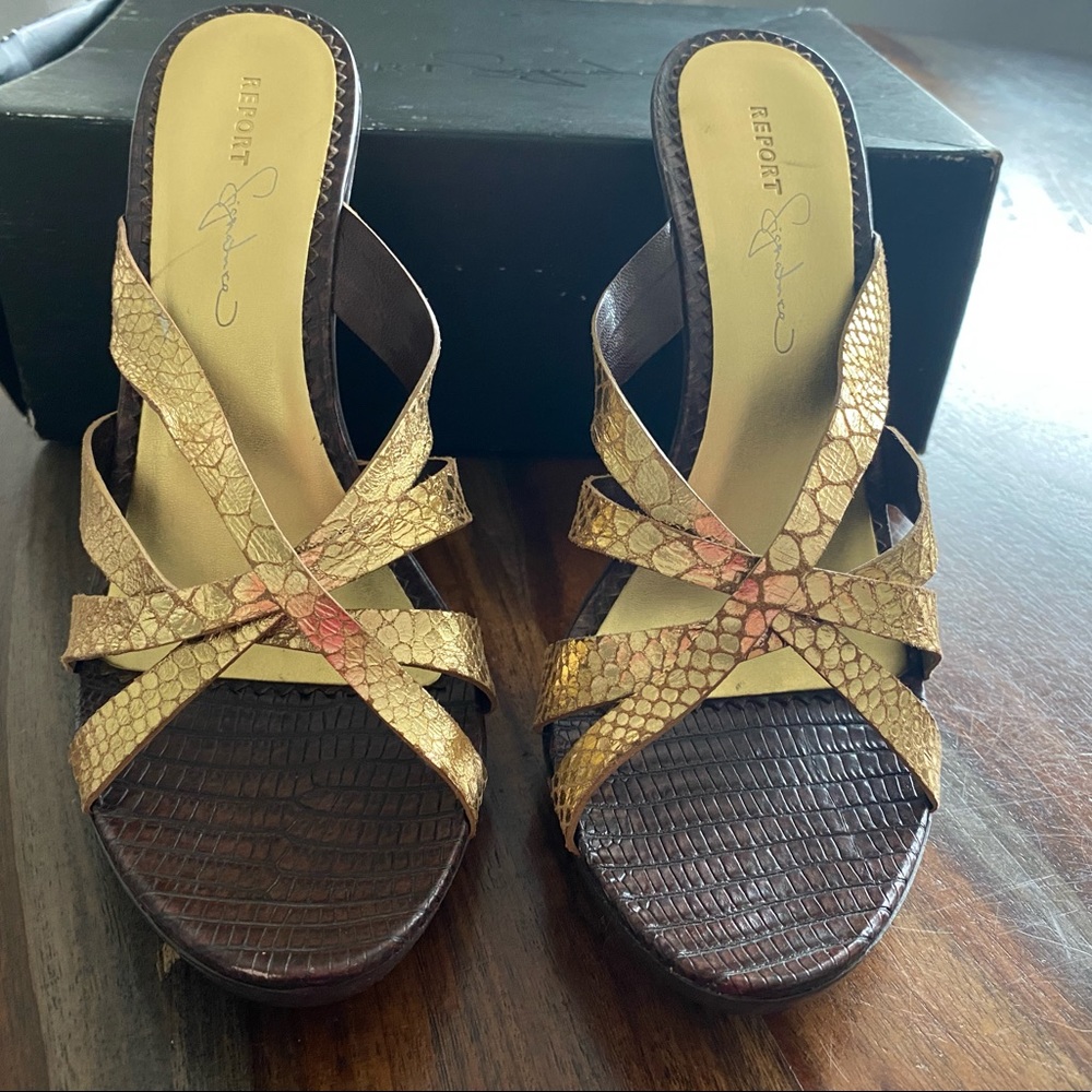 Report Signature leather sandals